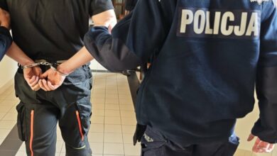 Policjanci zatrzymali 20-letniego mężczyznę, który prowadził samochód mimo trzech aktywnych sądowych zakazów