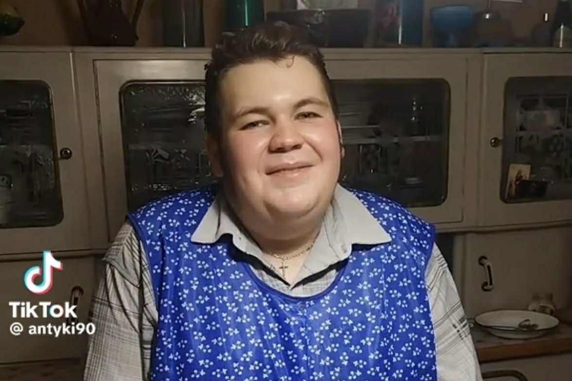 Pan Babcia podbija Internet. Michał nagrywa filmiki, na których gotuje śląską tradycyjną kuchnię