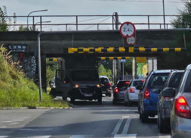 Koniec z zaklinowanymi autami pod wiaduktem na Glince w Tychach. Będą wyburzenia