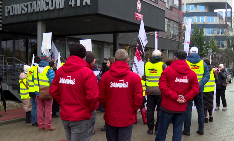 Protest nauczycieli pod Kuratorium Oświaty w Katowicach