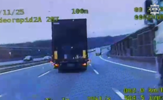 Gliwice: Lód z naczepy ciężarówki leciał prosto na radiowóz