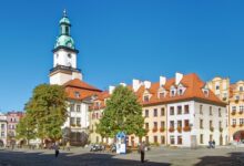 Rynek w Jeleniej Górze z Ratuszem – serce miasta u podnóża Karkonoszy