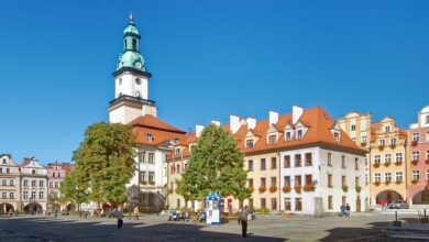 Rynek w Jeleniej Górze z Ratuszem – serce miasta u podnóża Karkonoszy