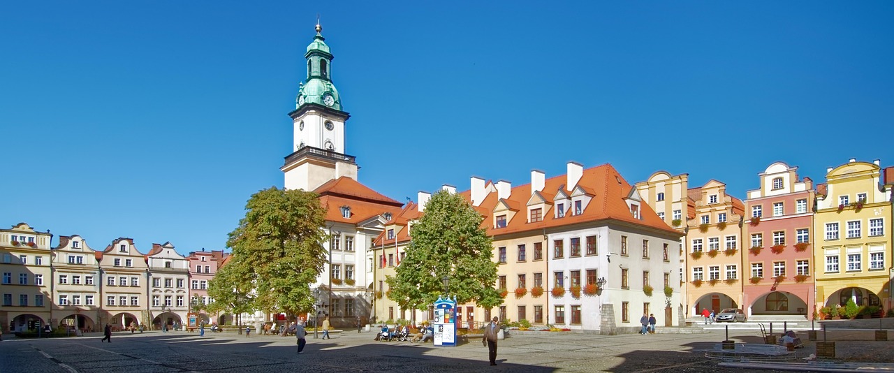 Rynek w Jeleniej Górze z Ratuszem – serce miasta u podnóża Karkonoszy