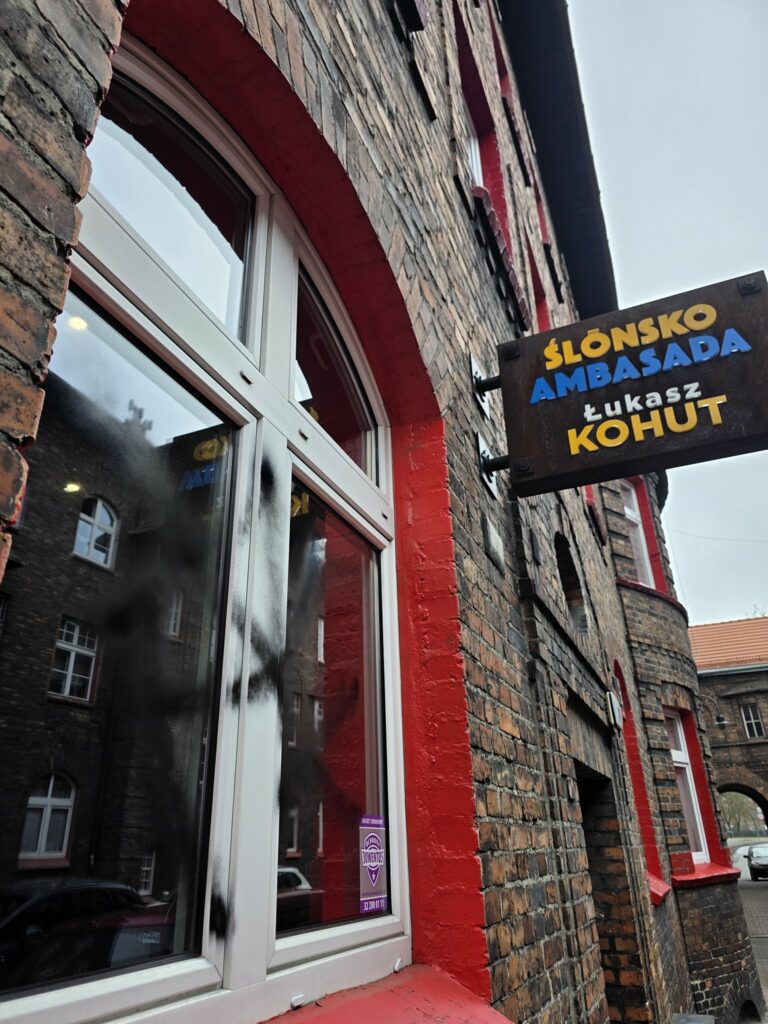 Wandalizm na Nikiszowcu. Swastyki na biurze europosła Łukasza Kohuta