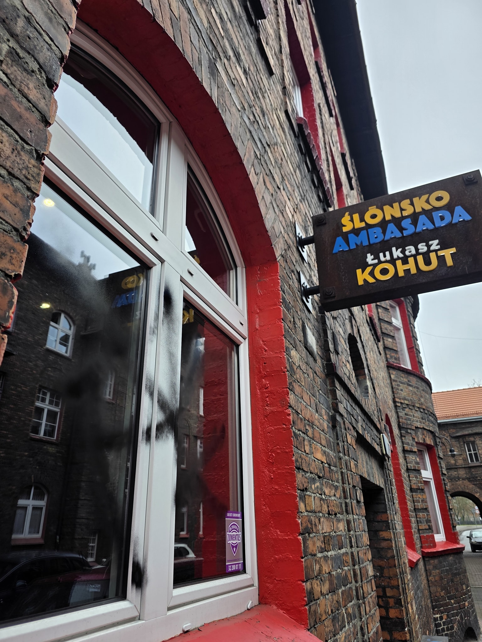 Wandalizm na Nikiszowcu. Swastyki na biurze europosła Łukasza Kohuta