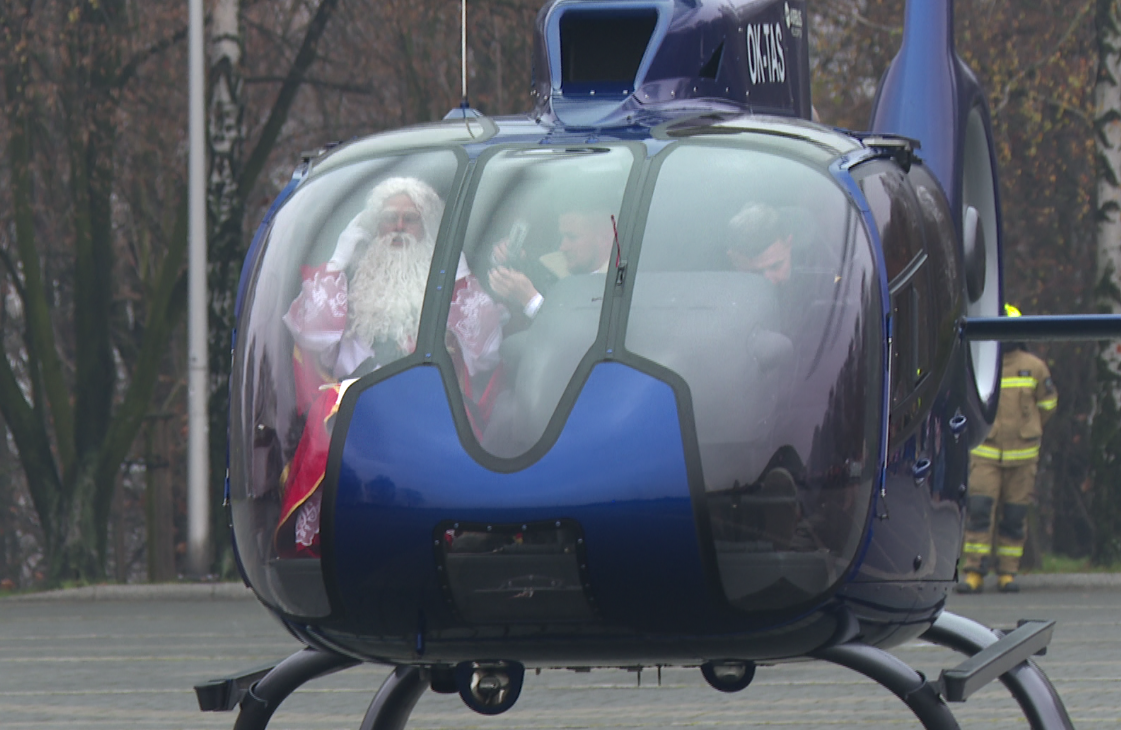 Mikołaj wylądował pod Kopcem Wyzwolenia. Świąteczna akcja przyciągnęła tłumy