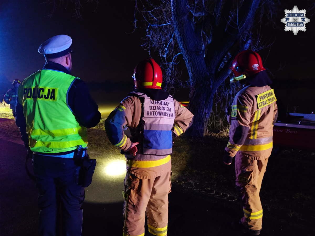 Dankowice: kierowca Peugeota wjechał do stawu