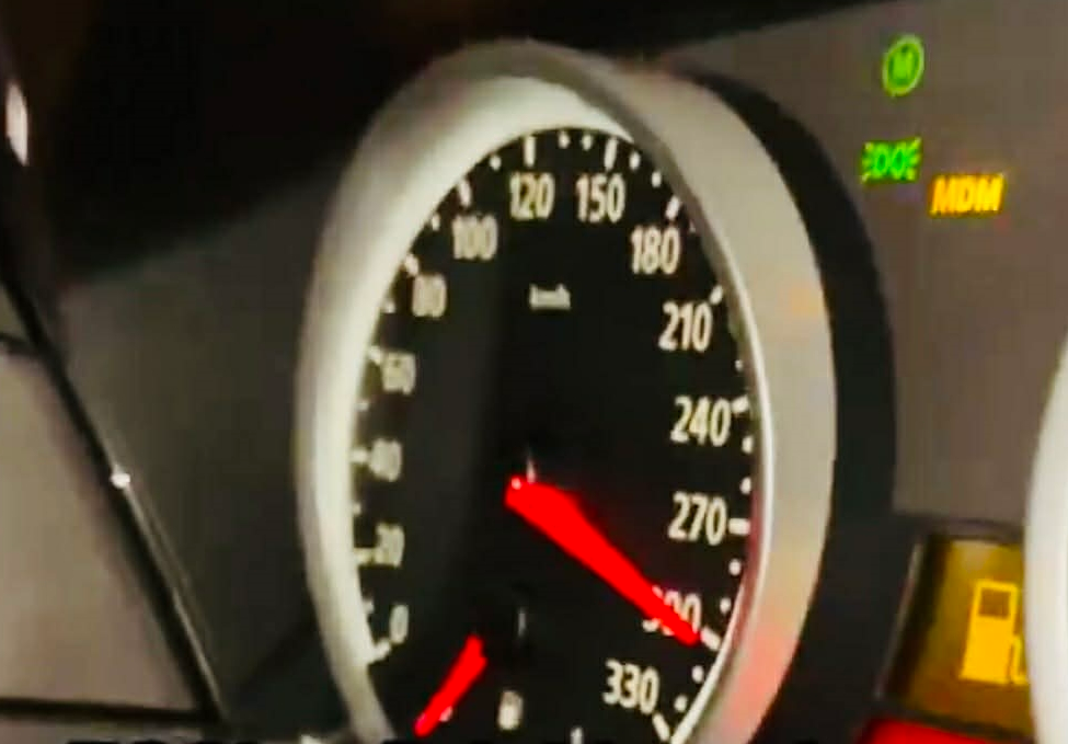 Pochwalił się w Internecie, iż jechał 320 km/h. Nagranie trafiło na policję