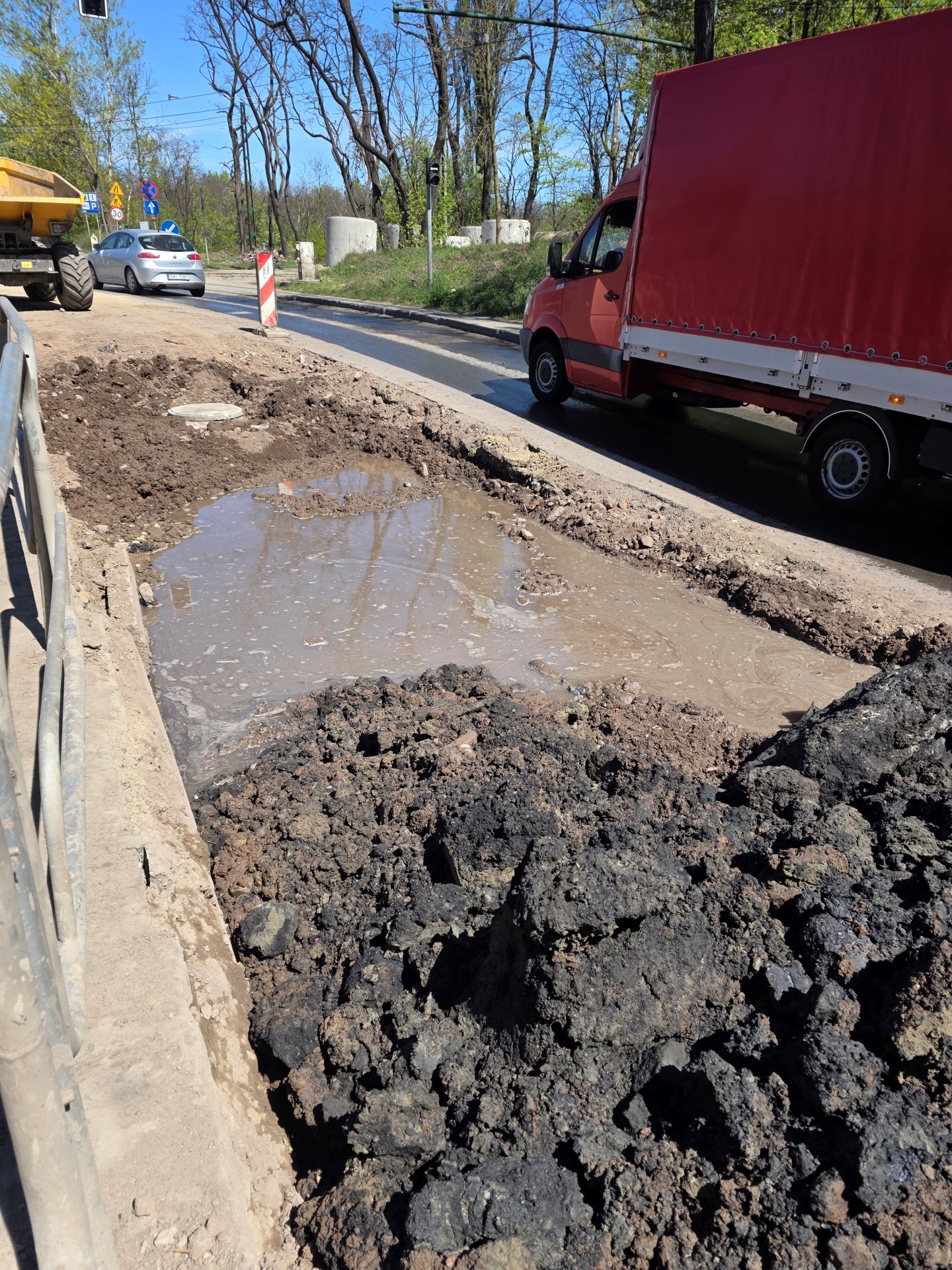 Podziemne „niespodzianki” w Chebziu. Dlaczego remont pod wiaduktem się przedłuża?