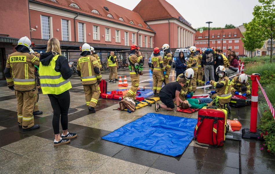 Atak chemiczny w pociągu i zagrożenie bombowe. Ćwiczenia służb „Dworzec 2026” w Gliwicach