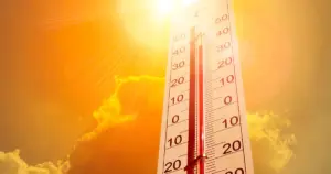 Żar leje się z nieba. IMGW ostrzega - dziś prawie 40°C