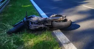Śmiertelny wypadek w Kobiórze. Nie żyje 41-letni motocyklista, który uderzył w tył ciężarówki
