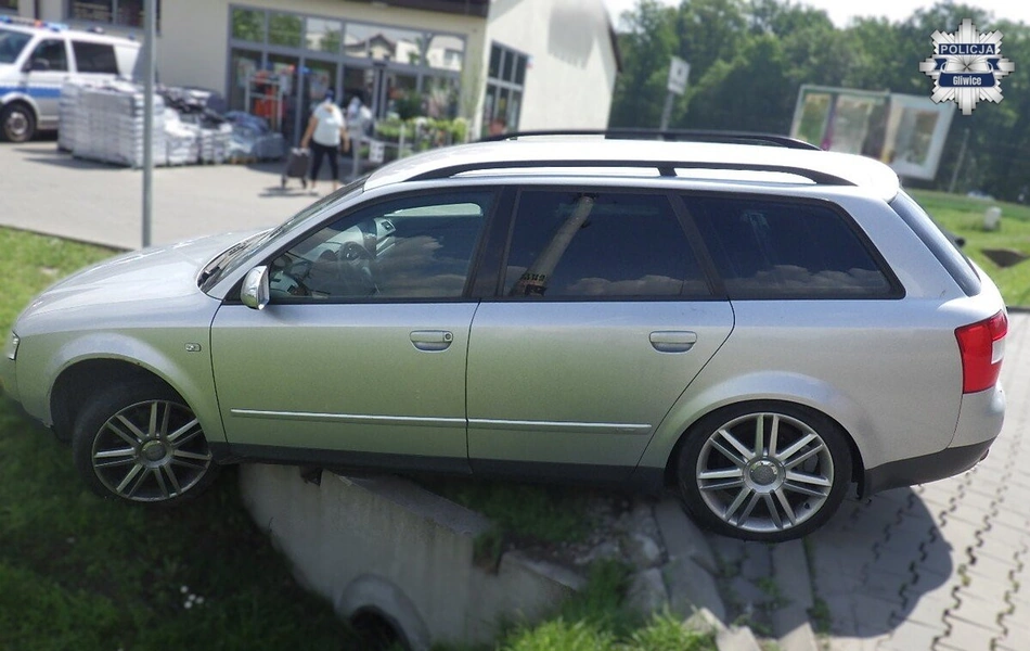 wjechał Audi do rowu