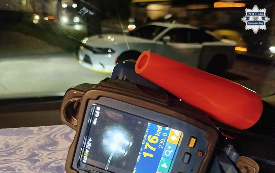 Śląskie: Pędził Dodge’em aż 176 km/h w obszarze zabudowanym!