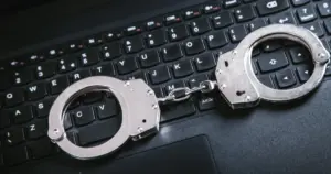 Ponad 100 osób bez pieniędzy i bez przesyłek! 61-latek z Bytomia usłyszał aż 102 zarzuty