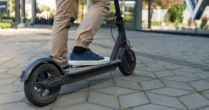 Wakacje na hulajnodze elektrycznej. Jak jeździć bezpiecznie?