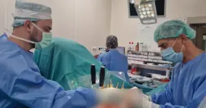 Nastolatek po wypadku w aquaparku. Lekarze z Katowic przeprowadzili skomplikowaną operację kręgosłupa