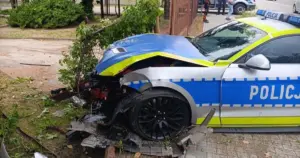 Policyjny Mustang rozbity pod Radomiem. Śląscy policjanci właśnie ćwiczą za kierownicą