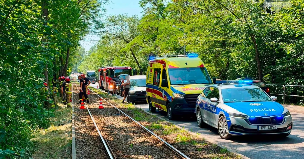 Samochód wpadł do zbiornika wodnego w Rudzie Śląskiej. Są utrudnienia w ruchu