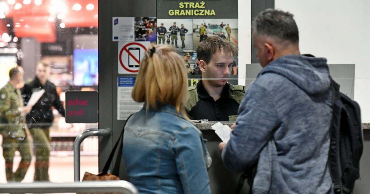 Wakacyjne zatrzymania i fałszywe dokumenty w Pyrzowicach