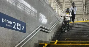 Nowe prowadnice rowerowe na stacji w Rybniku. Wygodniej na pociąg