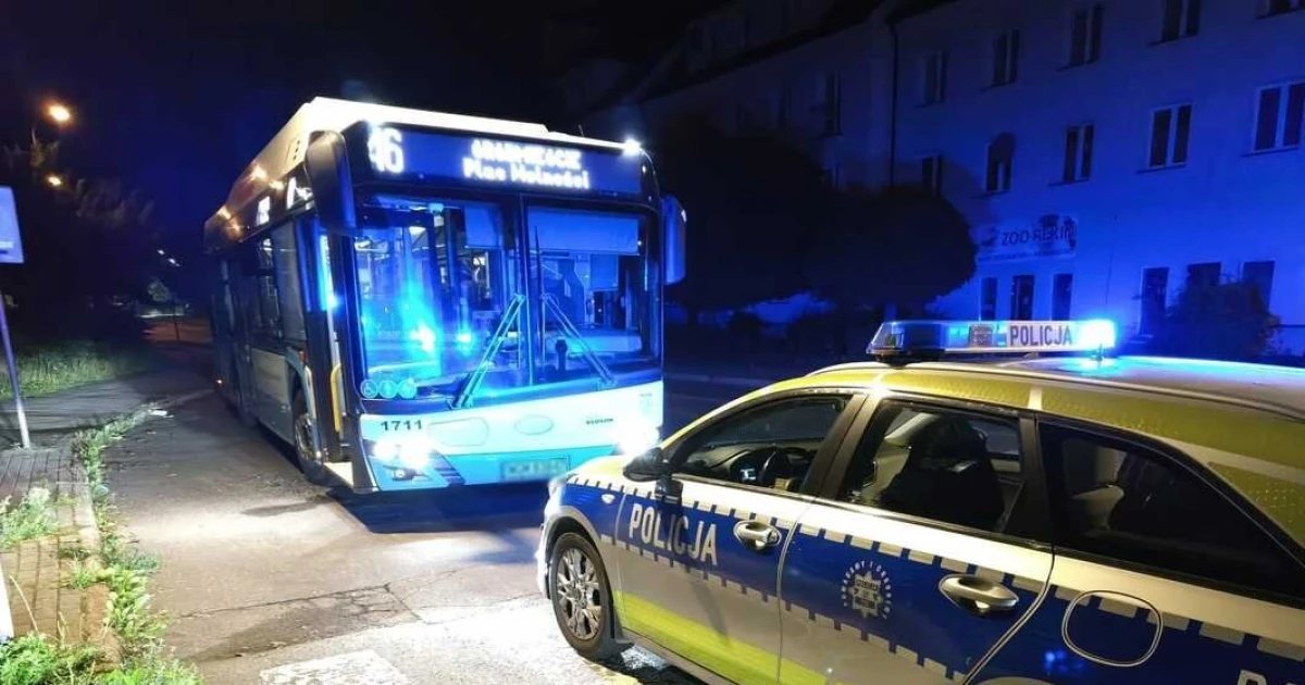 Awantura w autobusie – 69-latka wybiła szybę butelką!