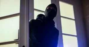 Jak skutecznie zabezpieczyć mieszkanie przed wyjazdem?
