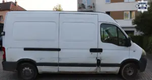 Ukradła dostawczego Nissana i uciekała. Rozbiła auto i wpadła w Ustroniu