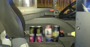 Pijany kierowca autobusu wiózł pasażerów i pił piwo za kółkiem