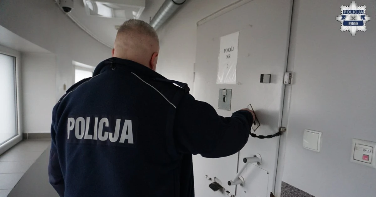 Zamówił kurs, okradł taksówkarza i uciekł. 21-latek z Rybnika w areszcie