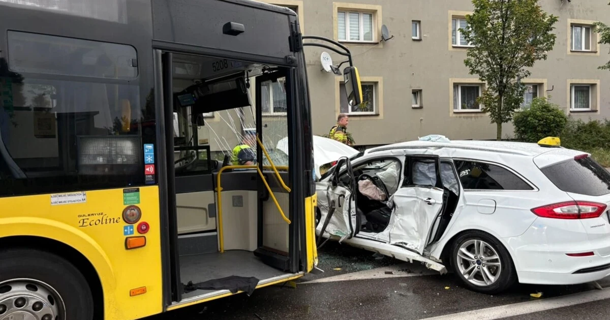 Wypadek taksówki i autobusu w Gliwicach. Dwie osoby w szpitalu
