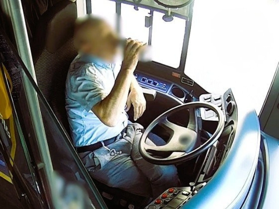 Pijany kierowca autobusu wiózł pasażerów i pił piwo za kółkiem