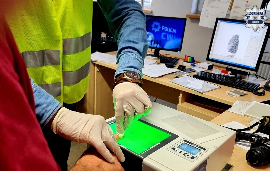 Zamówił kurs, okradł taksówkarza i uciekł. 21-latek z Rybnika w areszcie