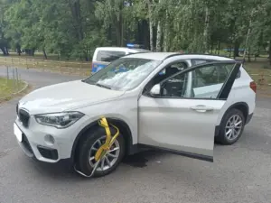 Nie zauważył blokady. Drugi zauważył, ale pojechał. Oba auta ucierpiały