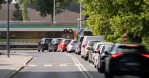Rutyna może być niebezpieczna. Jak zachować się na przejeździe kolejowym?