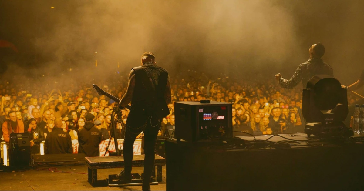 rock pod żyrafą 2026