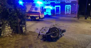 Pijany uciekał na skradzionym motocyklu. Jazda zakończyła się na betonowym słupie!