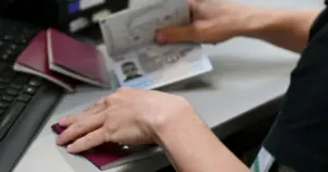Kupili bilety, spakowali walizki, ale nigdzie nie polecieli!
