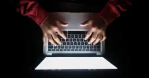 Policja ostrzega! „Lewy mObywatel” coraz większym zagrożeniem