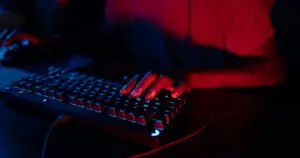Neonazistowska propaganda, Discord i pomysły na zamachy. ABW zatrzymało dwóch 16-latków