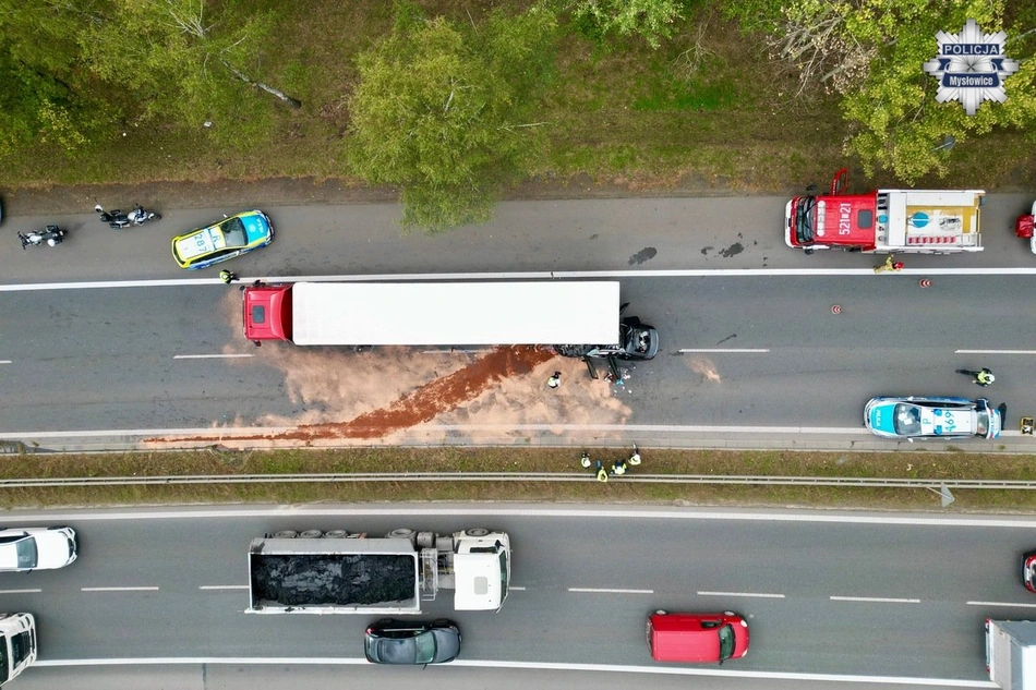 Wjechał w tył naczepy ciągnika siodłowego. Poważny wypadek na trasie S1 w Mysłowicach
