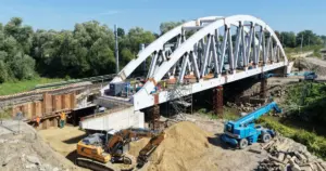 Dwa mosty kolejowe w Drogomyślu. Niezwykły widok na trasie do Zebrzydowic