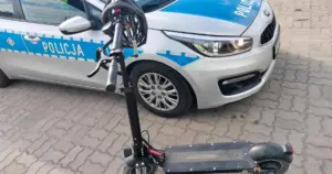 Trzy promile na hulajnodze - uderzył w auto na parkingu!