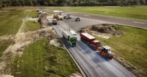 Trwa asfaltowanie dróg kołowania i płyty postojowej na Muchowcu