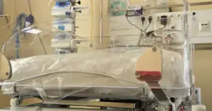 3-latek wypadł z okna na czwartym piętrze! Dziecko jest w ciężkim stanie
