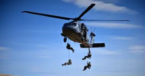 Kontrterroryści z Katowic ćwiczyli w Bieszczadach. W akcji policyjny Black Hawk