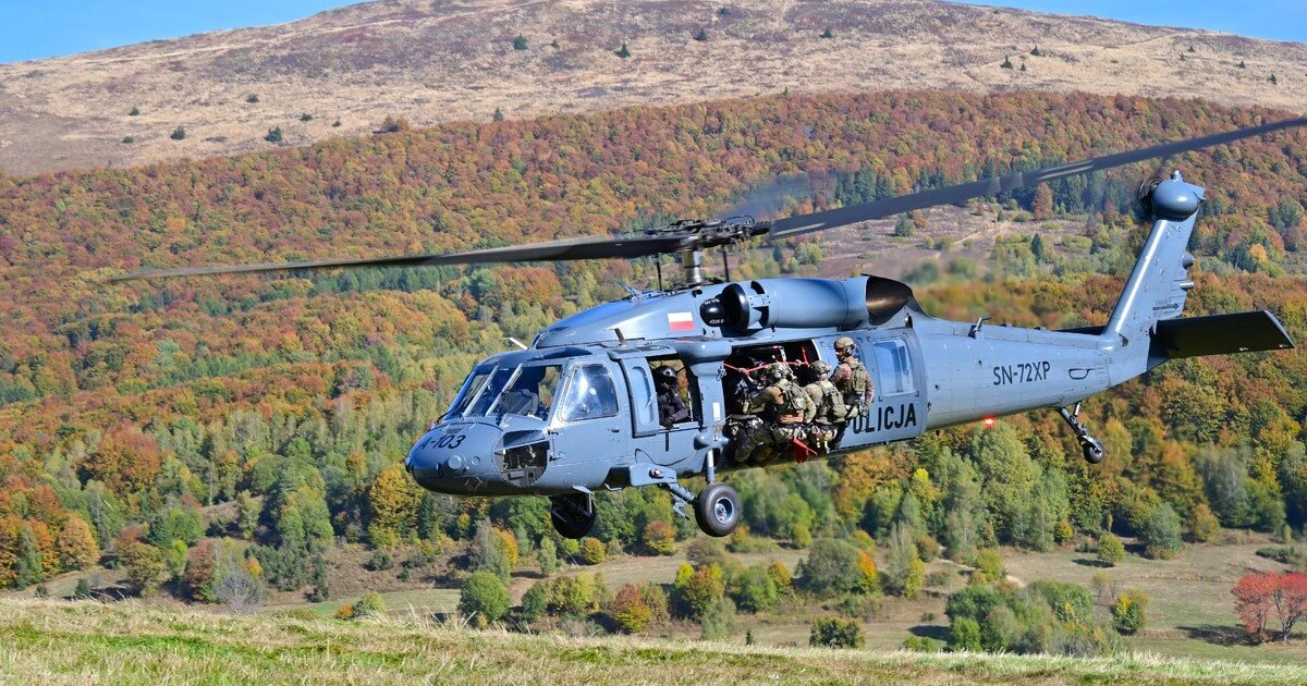 Kontrterroryści z Katowic ćwiczyli w Bieszczadach. W akcji policyjny Black Hawk