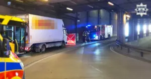 Tragedia przy dworcu w Katowicach. Nie żyje 45-letni kierowca dostawczaka