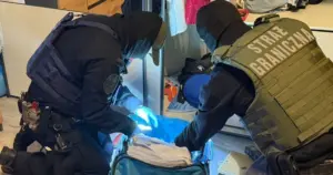 Narkotyki, broń i linia do produkcji metamfetaminy. Dwie osoby zatrzymane